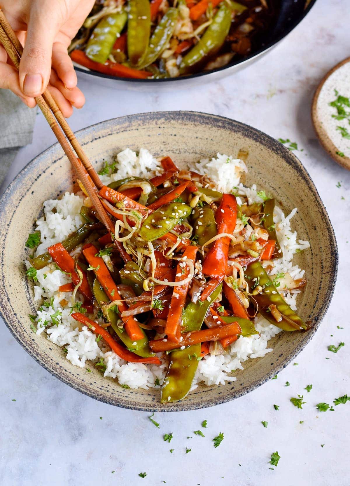 Chop Suey auf Reis mit Essstäbchen
