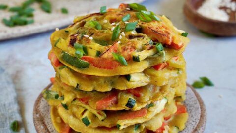 herzhafte koreanische Pfannkuchen mit Frühlingszwiebeln