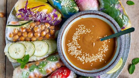 vegane Sommerrollen auf einem großen Teller mit Erdnusssoße