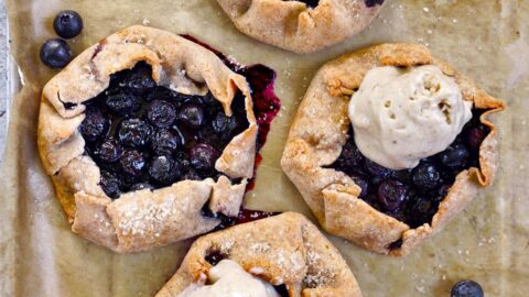 4 Blaubeer-Galetten von oben - 2 mit veganen Eiskugeln