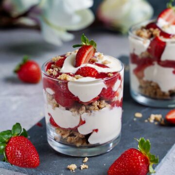 Erdbeer-Dessert im Glas mit Joghurt und Müsli