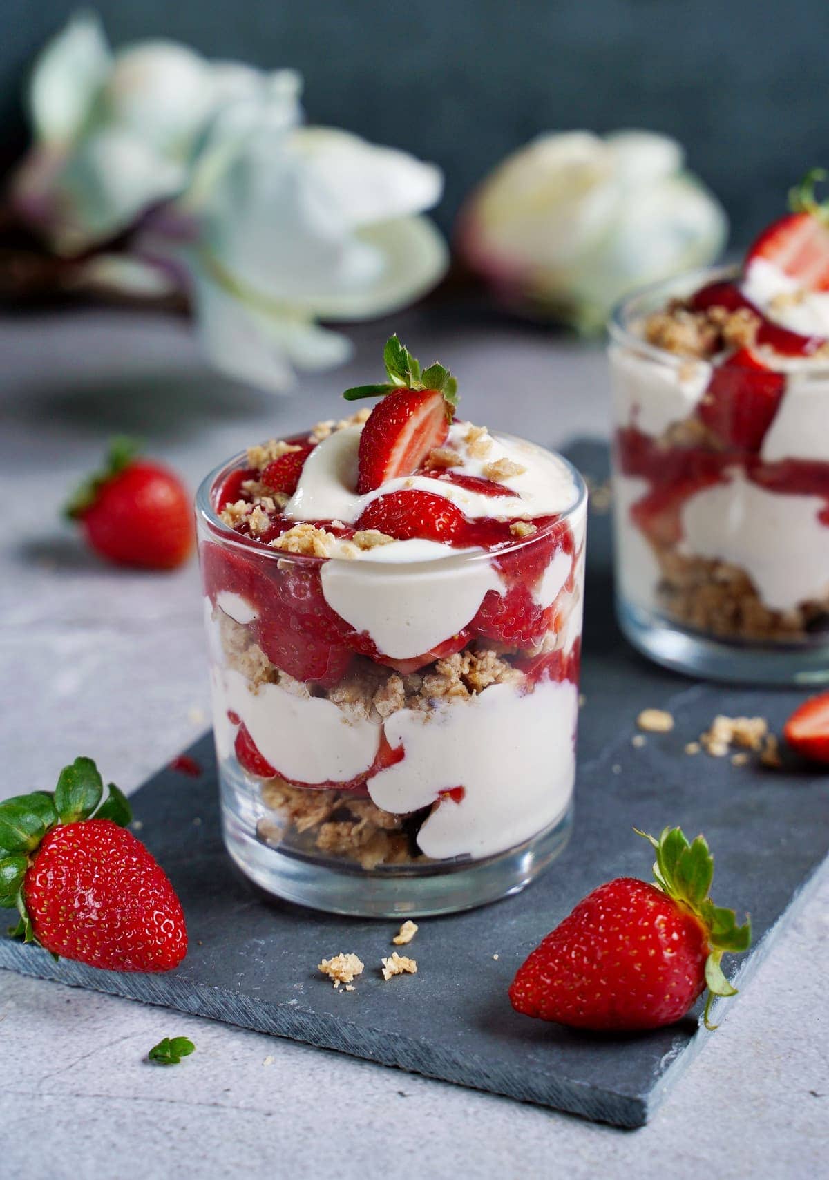Erdbeer-Dessert im Glas (schnell &amp; einfach) - Elavegan