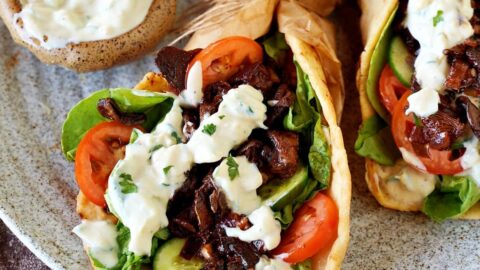 veganes Gyros mit Tzatziki und Gemüse