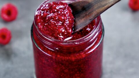 selbstgemachte Himbeermarmelade im Glas mit Löffel