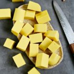 Selbstgemachter gelber Kichererbsen-Tofu gewürfelt auf Teller