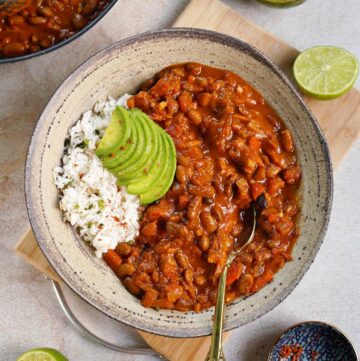 Chili sin Carne in Schüssel mit Reis und Avocado