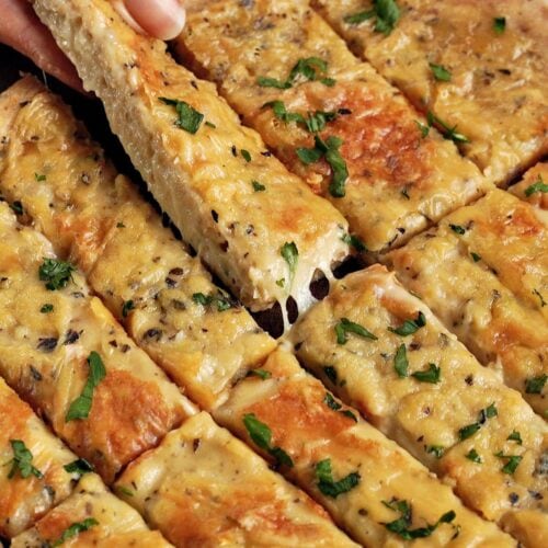Pizzabrot mit Knoblauch und Käse (Breadsticks) - Elavegan