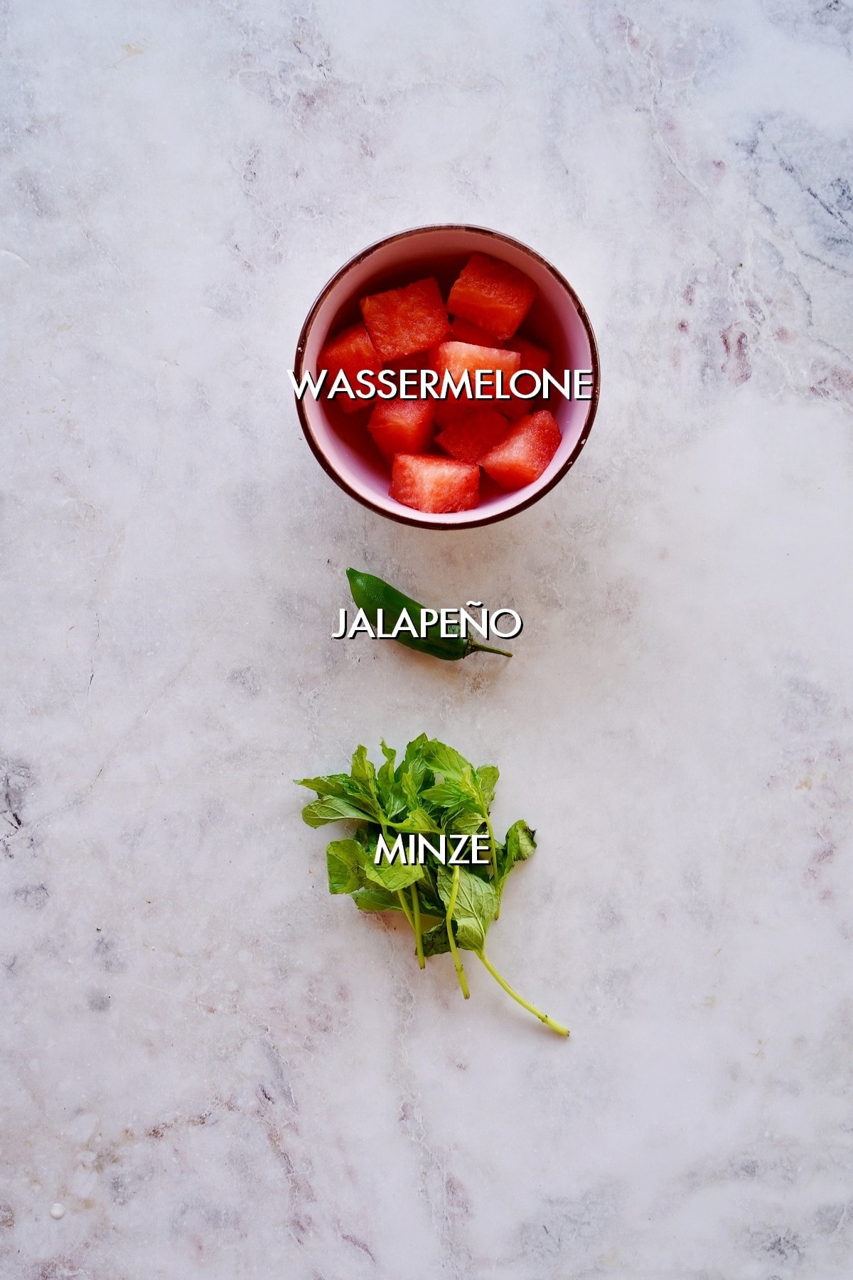 Wassermelone, Jalapeño, Minze auf weißem Hintergrund