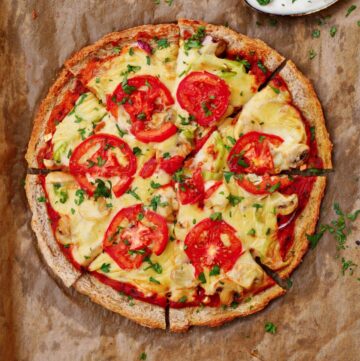Kartoffelteig Pizza mit veganem Käse und Tomatenscheiben von oben