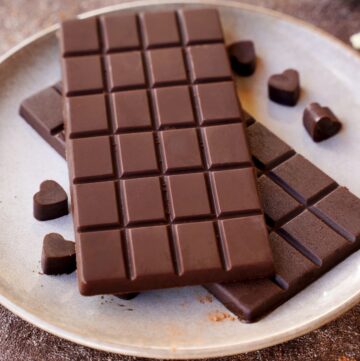 selbstgemachte Schokolade auf Teller