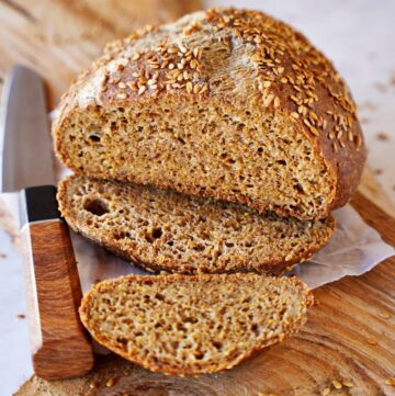 Low Carb Brot auf Holzbrett