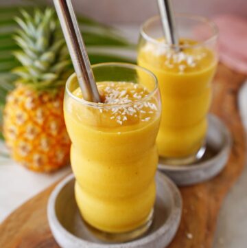 Tropischer Mango Smoothie mit Ananas in zwei Gläsern