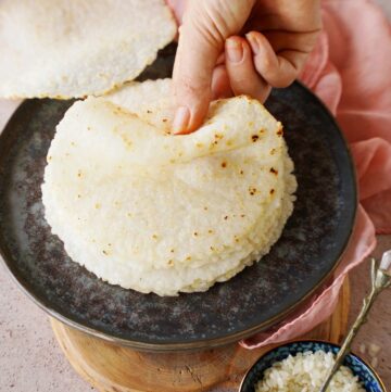 Hand faltet Reis Tortilla
