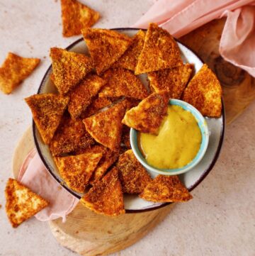 Selbstgemachte Doritos Tortilla Chips in Schale mit Käse-Dip