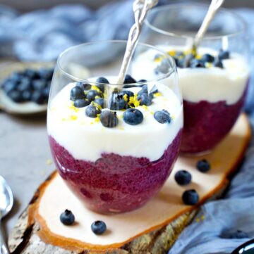 Blaubeer-Chia-Pudding in Gläsern mit Joghurt und frischen Blaubeeren