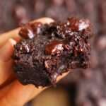 Nahaufnahme Dattel Brownie in Hand