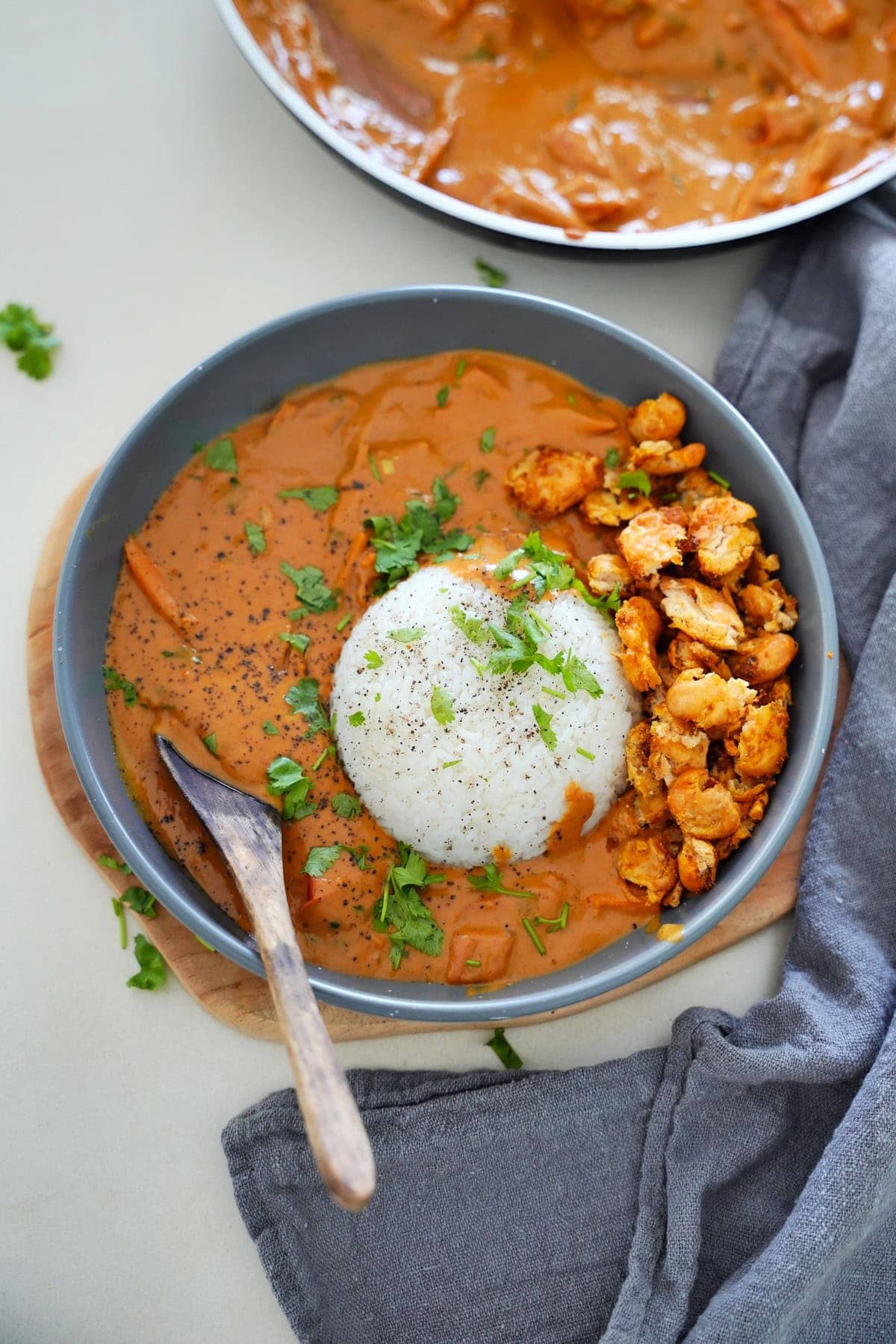 Erdnusscurry mit Reis im Teller