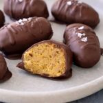 Kichererbsen Pralinen mit Schokolade umhüllt auf Teller