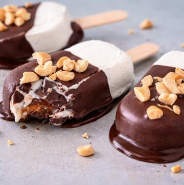 Nahaufnahme Eis am Stil mit Schokohülle und Erdnüssen