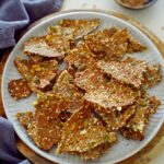 knusprige Saatencracker auf Teller von oben