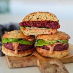 Drei Rote-Bete-Burger mit Gemüse und Soße