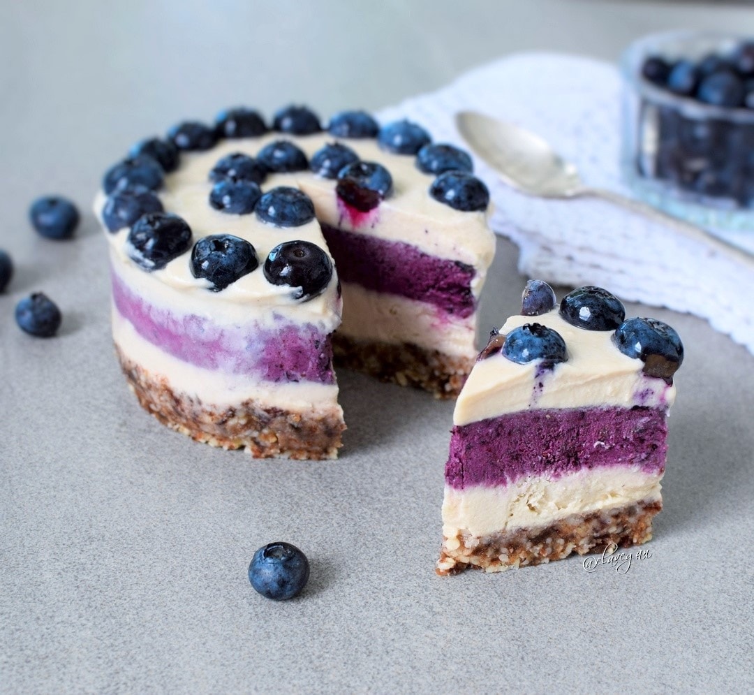 Creamy vegan raw no-bake blueberry cheesecake