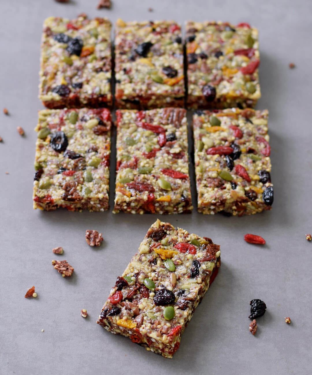 no-bake müsli bars with dried fruit and seeds
