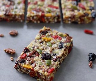 Healthy granola bars recipe. These muesli bars are chewy, soft and the perfect snack. My recipe is (raw) vegan, gluten free, refined sugar-free, healthy and easy to make