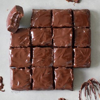These healthy no bake brownies contain just 6 ingredients. The recipe is vegan, gluten free, refined sugar-free, fudgy, chocolatey and these raw vegan brownies are easy to make.
