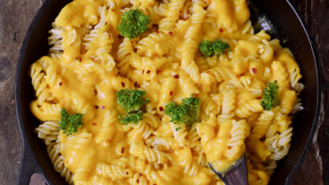 Vegan Mac and Cheese in a black skillet