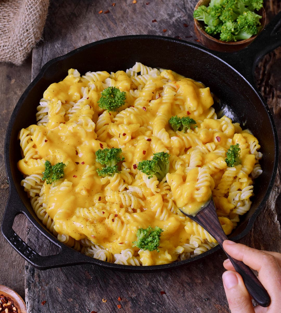 Healthy vegan Mac and Cheese with gluten-free pasta in a black skillet