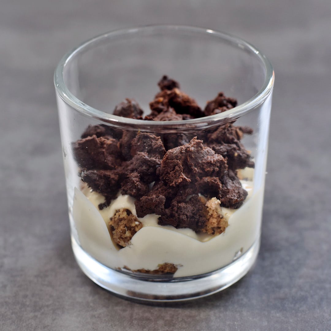 Lebkuchen zerbröseöt im Glas mit Seidentofucreme und veganen Brownies