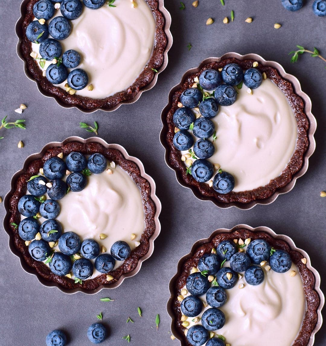 Vegan cheesecake tarts, which are easy to make, gluten-free, refined sugar free, nut-free, and 100% plant-based. The recipe requires no baking. Creamy and delicious dessert which is ready in no time
