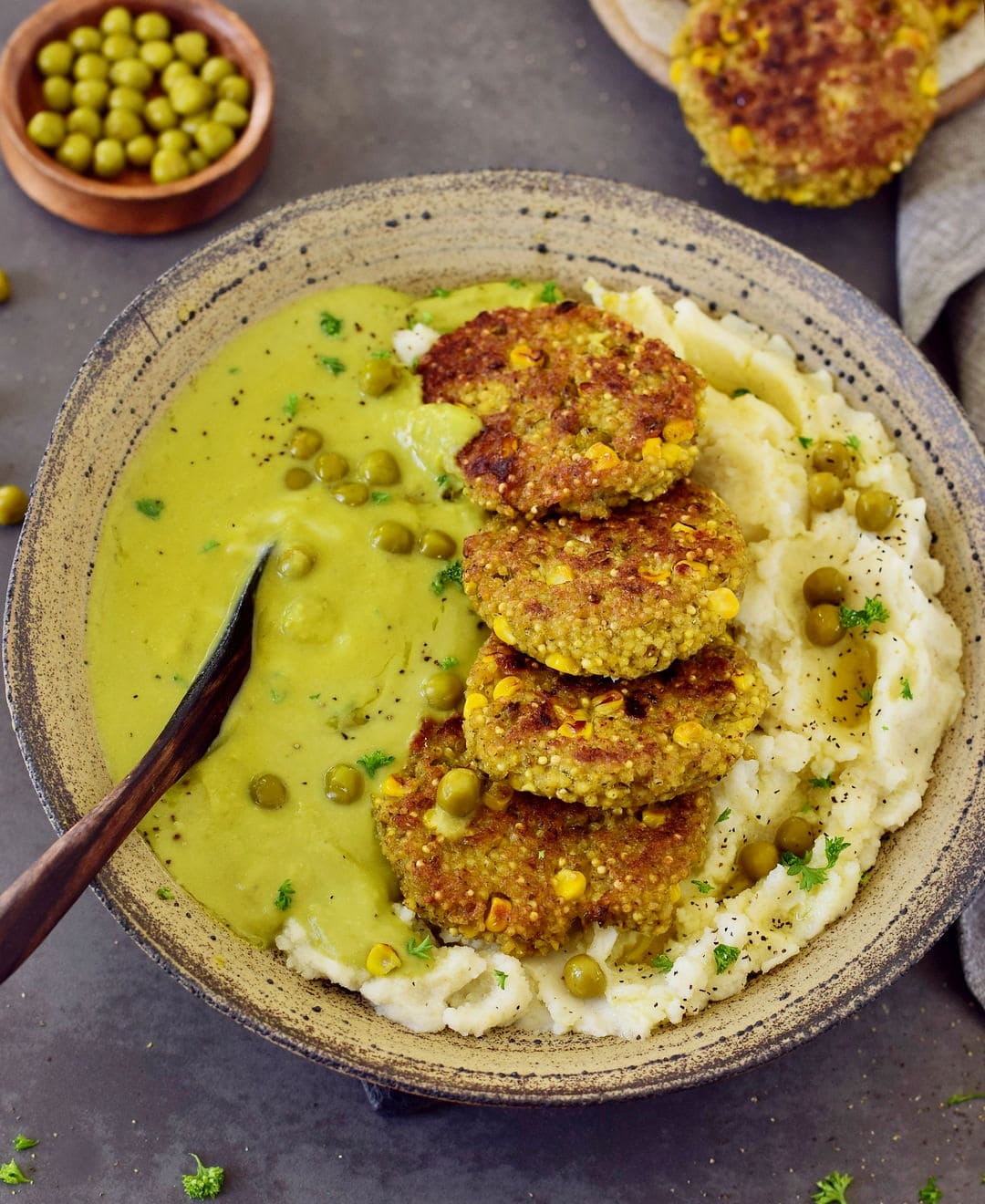 Millet fritters with mashed potatoes and a creamy pea sauce. This recipe is vegan, gluten-free, healthy and the perfect comfort food