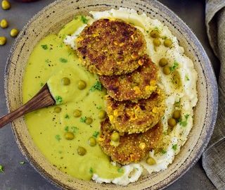 Millet fritters with mashed potatoes and a creamy pea sauce. This recipe is vegan, gluten-free, healthy and the perfect comfort food