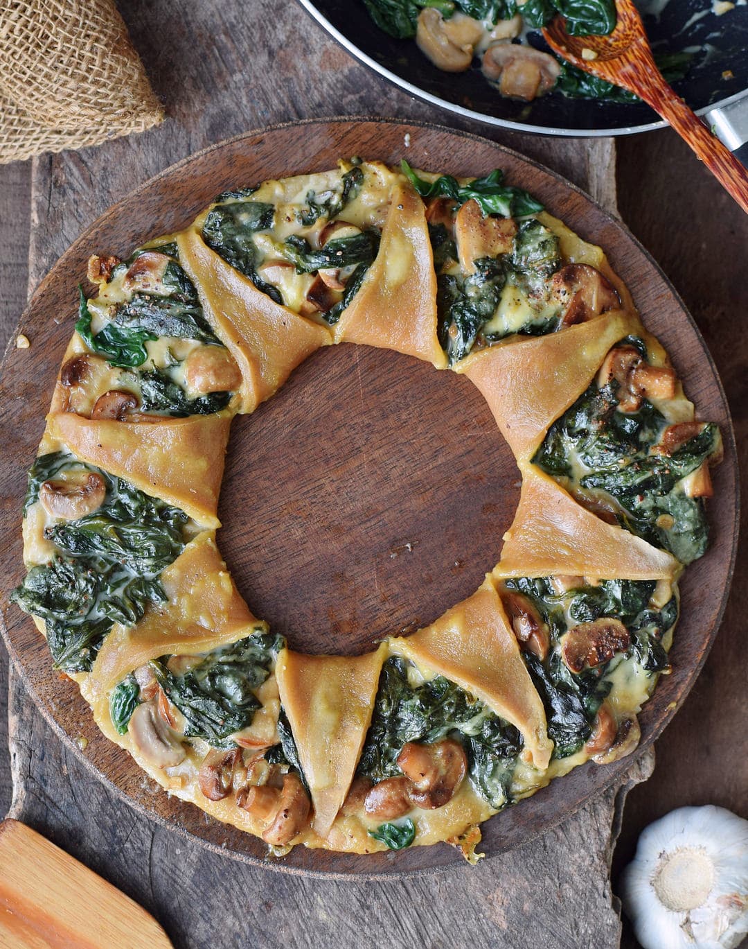 Pizza ring with spinach mushrooms and vegan cheese