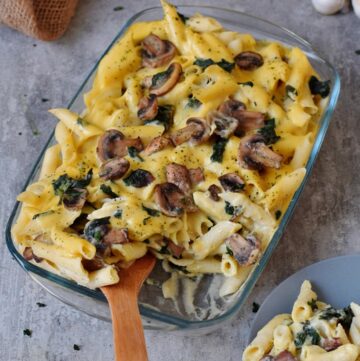 Easy Pasta bake with spinach, mushrooms and vegan cheese sauce