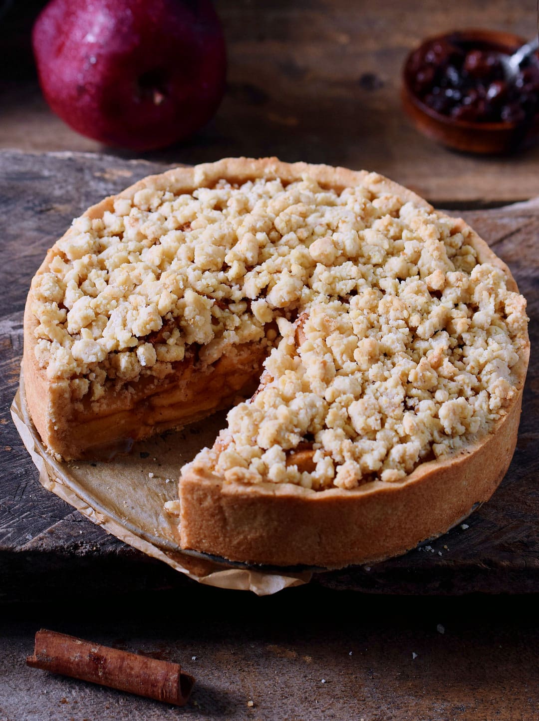 Vegan apple pie with streusel