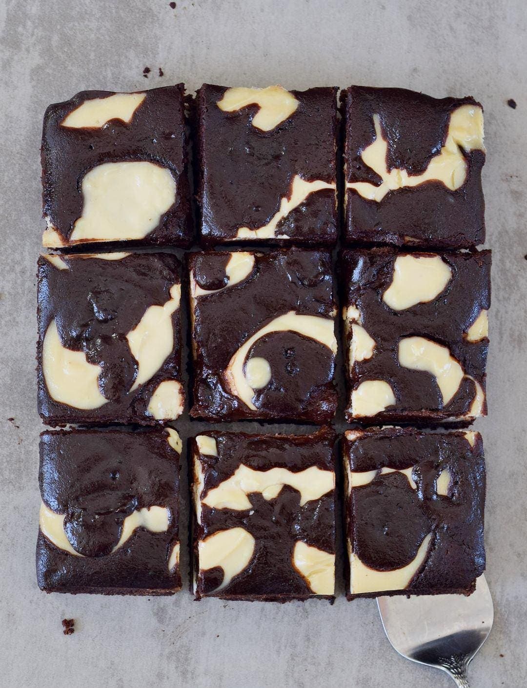 9 Stücke von einem Brownie Cheesecake als Quadrat 