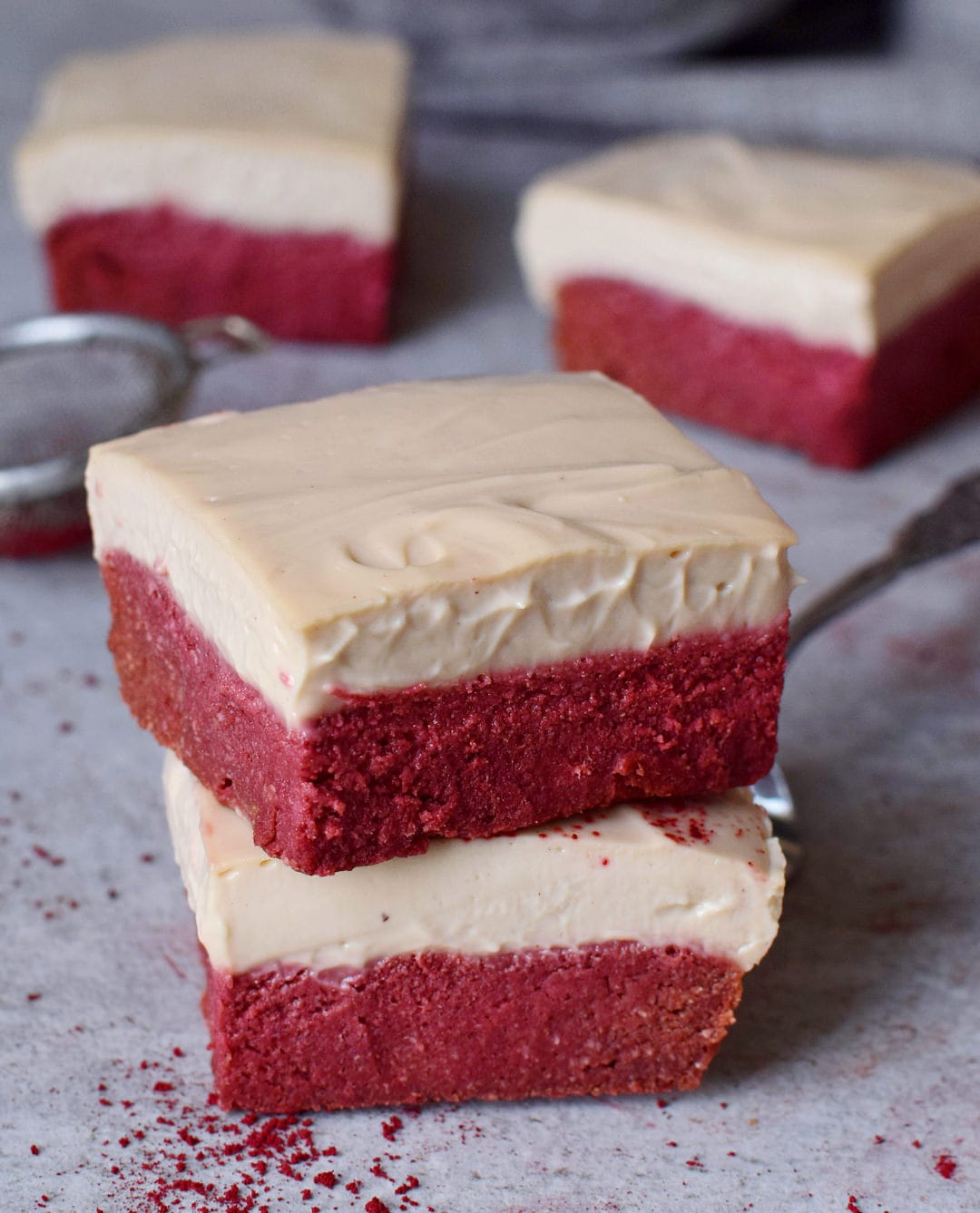 Glutenfreier Red Velvet Kuchen ohne Farbstoffe (mit Rote Bete Pulver) und einer veganen Cashew Creme