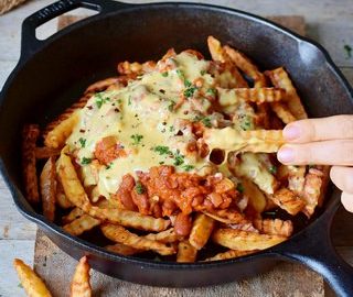 healthy vegan chili cheese fries in black pan