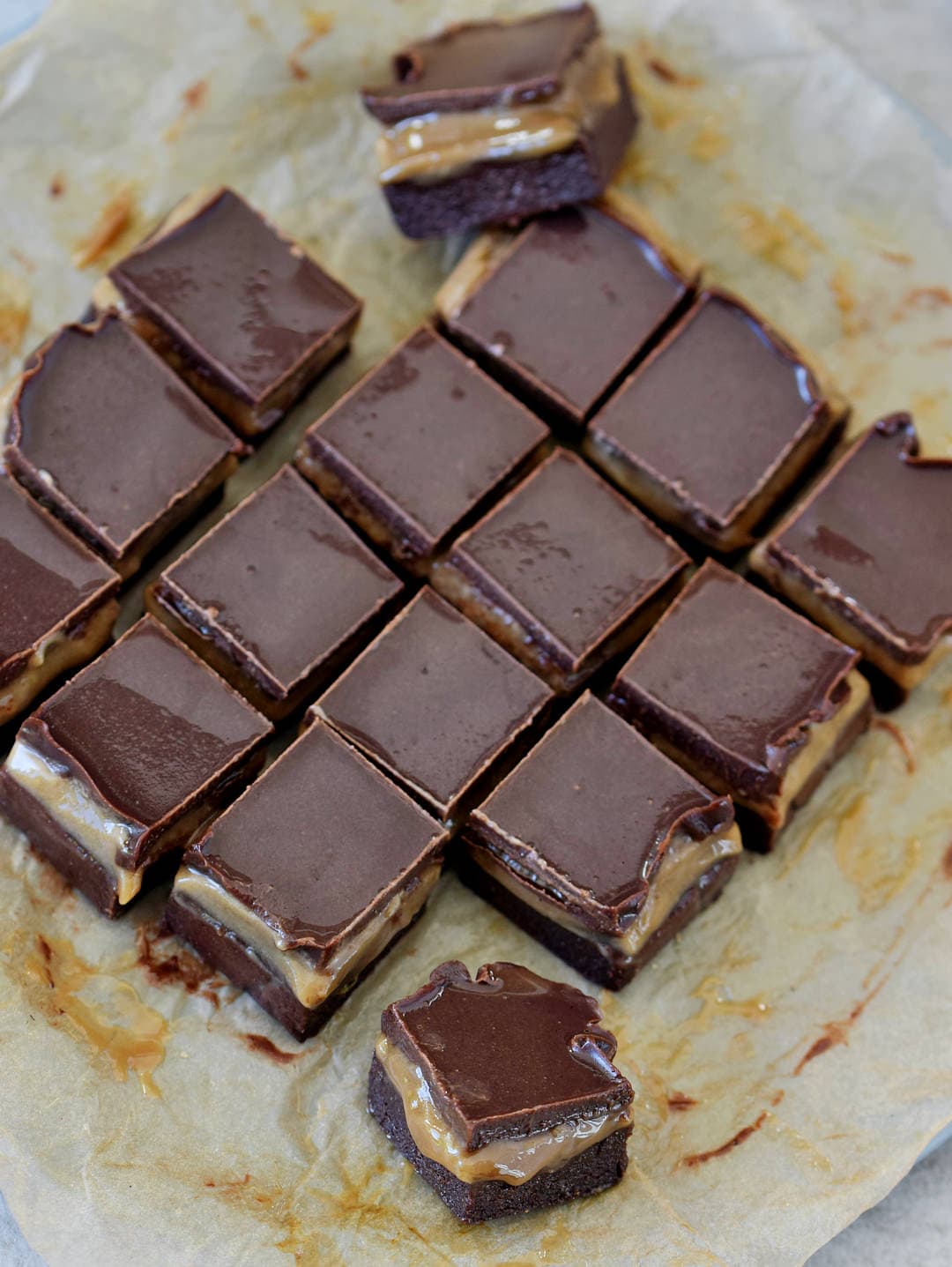 16 Brownie-Pralinen mit Schokolade von oben