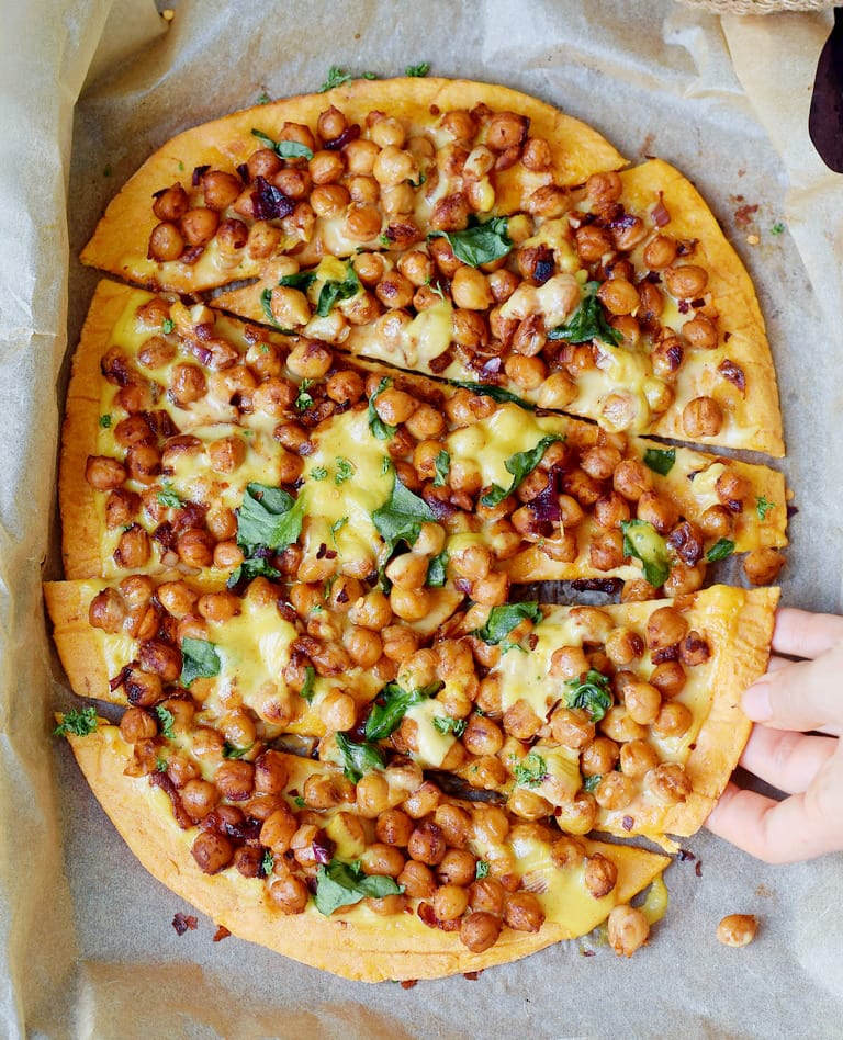 Süßkartoffel-Pizza belegt mit Kichererbsen Spinat und veganem Käse