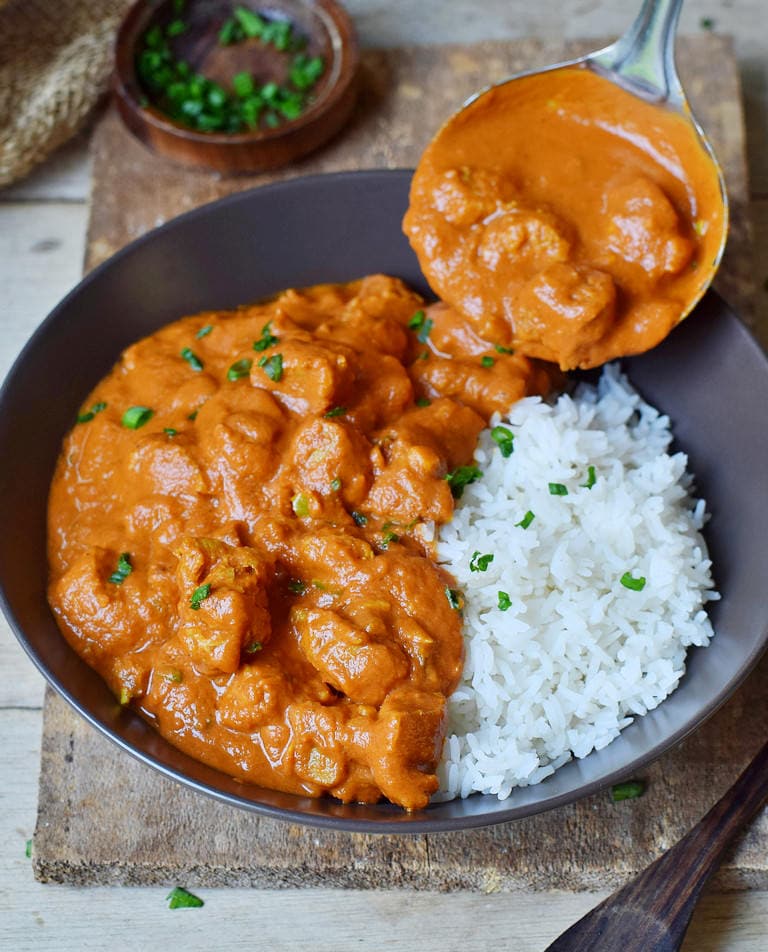 Veganes Butter-Hähnchen-Curry und Reis in Schale