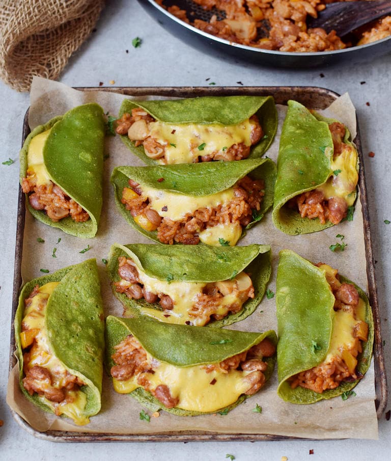 Knusprige mexikanische Tacos mit Spinat Tortillas, veganem Käse, Pilzen, Bohnen und Paprika