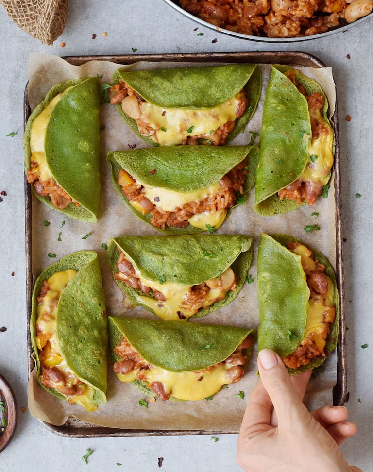 Knusprige gesunde gebackene Tacos mit glutenfreien Spinat Tortillas, veganem Käse, Pilzen, Bohnen und Paprika