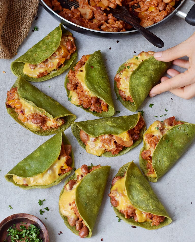 Grüne Tacos aus dem Ofen mit Gemüse, Reis und veganem Käse
