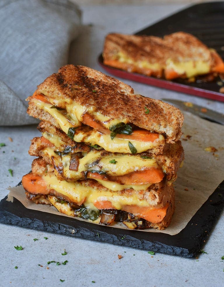 Veganes Cheddar-Sandwich mit Karotte und Spinat
