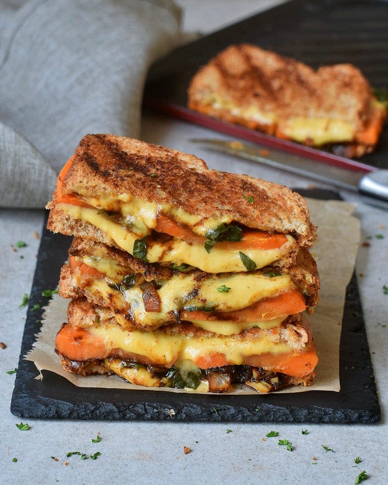 Gesundes veganes gegrilltes Käsesandwich mit Karotte und Spinat