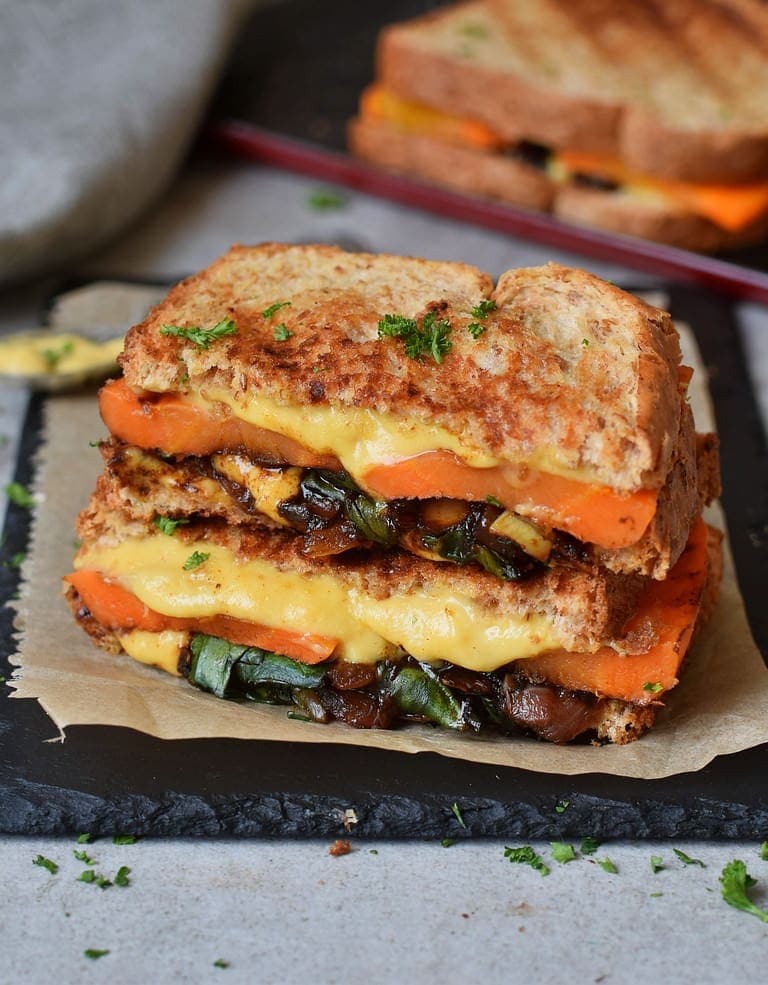 Gesundes veganes grilled cheese Sandwich mit Karotte und Spinat